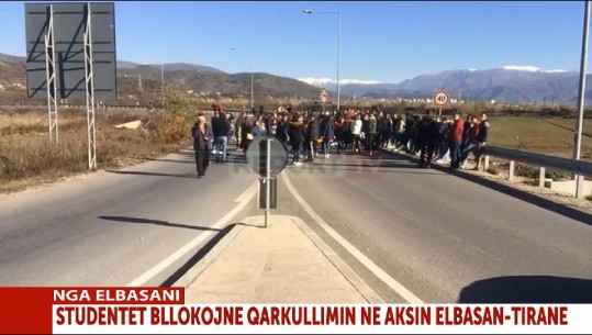 Studentët mblidhen te rrethtrrotullimi i Bradasheshit, bllokojnë autostradën Elbasan-Tiranë (VIDEO)
