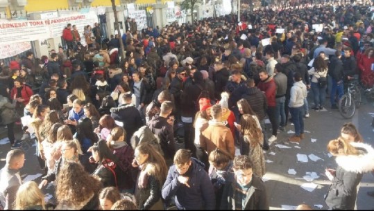 FOTO+VIDEO/Dita e 9-të e protestës, studentët të ndarë në dy grupe te kryeministria dhe MASR