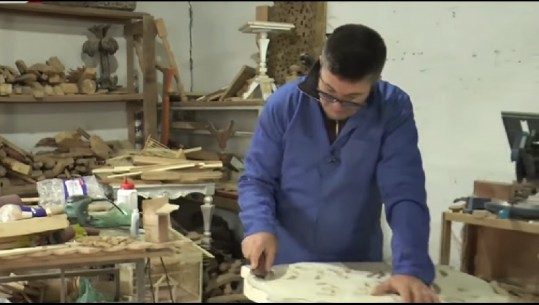 Roland Kukalaj, mësuesi-mjeshtër druri që gdhend ullirin në Krujë (Video)