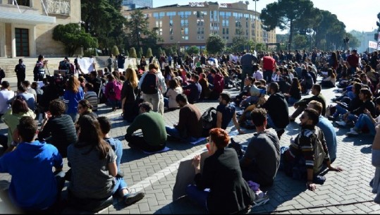 Protesta/ Opozita nuk u ndahet studentëve, midis tyre  pikasen deputeti i PD dhe ish-truproja e Berishës (Foto)