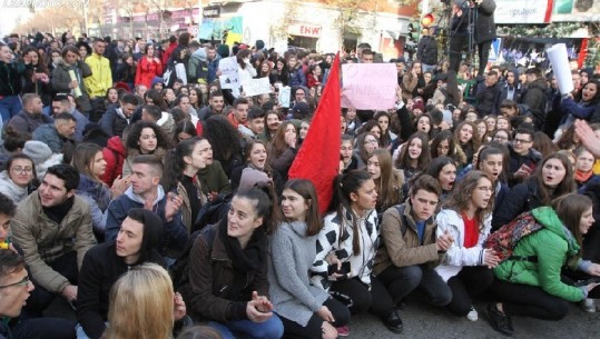 Gjimnazistët në Berat nisin protestat në mbështetje të studentëve: Na penguan për t’u mbledhur, na mbyllën brenda shkollës