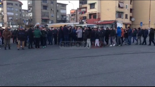 Protestë edhe në Lushnje, bllokohet rruga për 30’