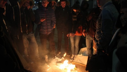 Protesta/ Një grup studentësh vijojnë para Kryeministrisë, 'sfidojnë' të ftohtin me zjarr, Rama: Kur do flasim?