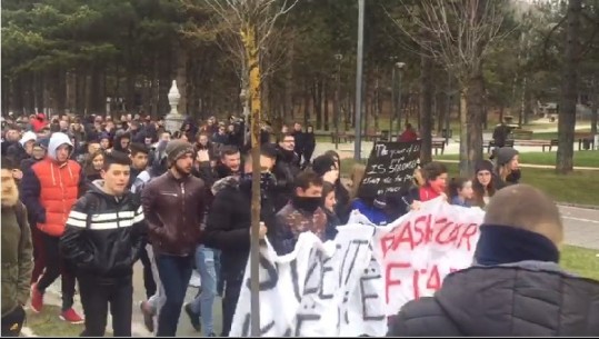 Nis protesta në Korçë, studentët marshojnë përmes qytetit (VIDEO)