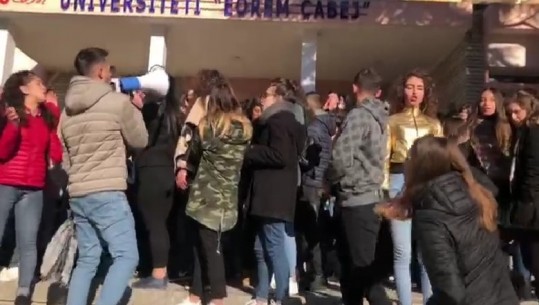 Studentët protestojnë edhe në Gjirokastër 