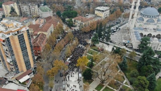 Pamjet me dron/ Ja përmasat e protestës së studentëve para Parlamentit