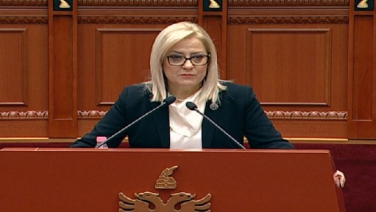 Protesta/ Ministrja Nikolla shfaqet e emocionuar në Kuvend: Koha do të flasë, gati të marr përgjegjësitë e mia