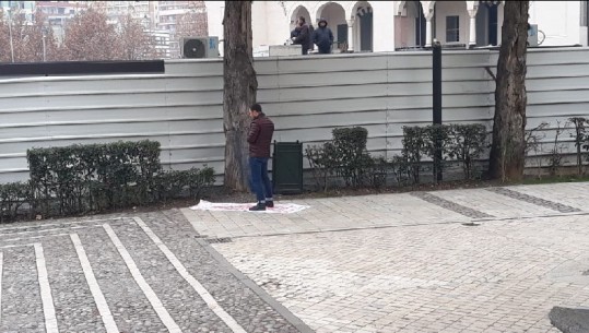Studenti 'kundër' turmës, vendos të falet përpara Parlamentit (VIDEO)