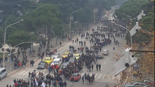 VIDEO-FOTO/Protesta e studentëve zhvendoset para Kryeministrisë, ja përmasat reale (Pamjet nga lart)