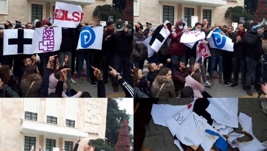 ME FOTO/ Studentët grisin pankartat me flamujt e partive opozitare PD e LSI, nuk kursejnë as atë të socialistëve