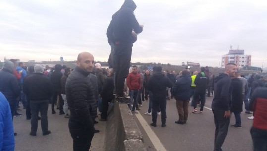 Dita e katërt e protestave në rrethe/ Tensione me policinë në Shkodër, ndërhyn deputeti i PD-së