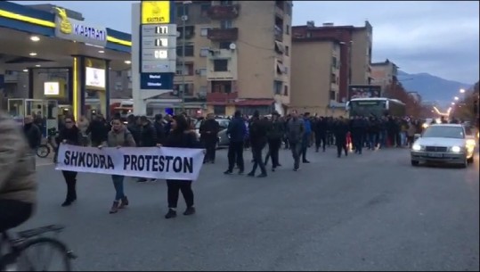 Protesta edhe Shkodër, banorët bllokojnë rrugën hyrëse të qytetit, nuk lënë as policinë të kalojë 