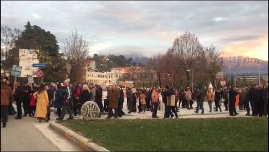 Protestë në Berat, banorët të mbështetur nga opozita bllokojnë ‘Urën e Varur’ 
