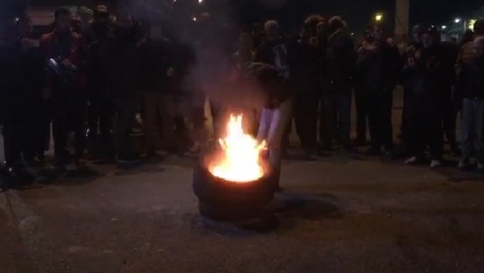 Protesta në Shkodër, banorët ndezin goma në hyrje të qytetit
