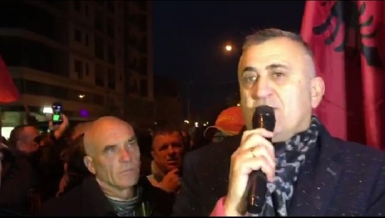 Protesta/ Kryetari i Sindikatës së Arsimit në Shkodër përkujton rrëzimin e bustit të Enver Hoxhës