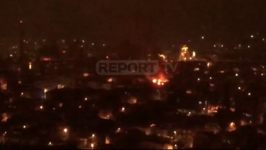 Zjarr në Korçë, përfshihet nga flakët çatia e 4-katëshes, evakuohen banorët (VIDEO)