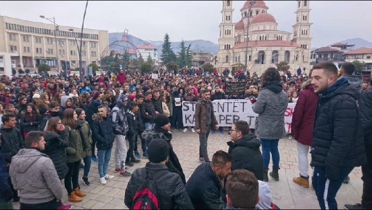 Korçë/ Studentët e Universitetit 'Fan Noli' bojkotojnë mësimin, iu bashkohen edhe gjimnazistë