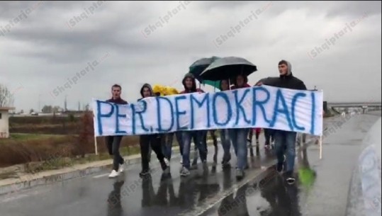 Një grup studentësh nga Kurbini 'sfidojnë' motin e keq, në këmbë drejt Tiranës (VIDEO)