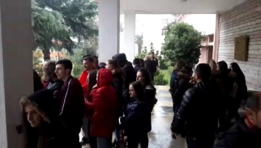Në ditën e pestë të protestës së tyre, studentët në Gjirokastër: Më të pakët në numër për shkak të presioneve, por nuk do të heqim dorë