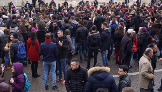 Dita e 11-të, studentët grumbullohen në protestë te kryeministria (FOTO)