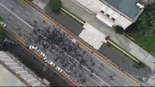 Pamje me dron/ Kjo është pjesëmarrja e studentëve në protestën te Kryeministria (VIDEO)
