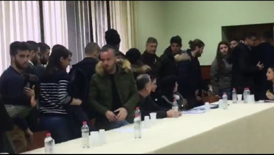 Këshilli Studentor i Korçës largohet nga mbledhja me Rektoratin e Universitetit  “Fan Noli”, rektori: Refuzoni 'kërkesën për ushtar' (VIDEO)