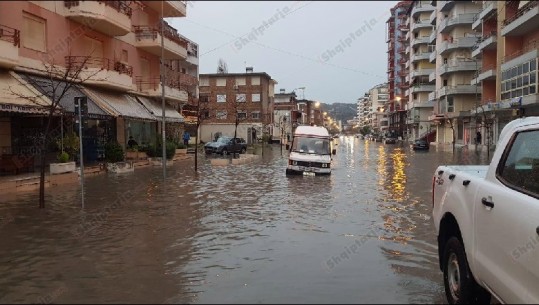 Moti i keq/ Përmbytet zona e Portit dhe disa rrugë në Vlorë, reshjet e dendura vijojnë edhe sot (VIDEO)