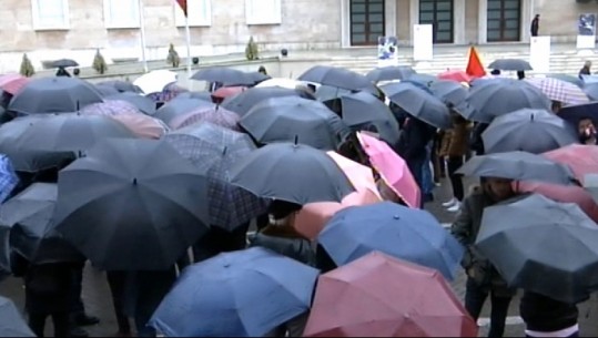 Nis grumbullimi/ Një grup studentësh sfidon shiun, me çadra në duar para Kryeministrisë (VIDEO)