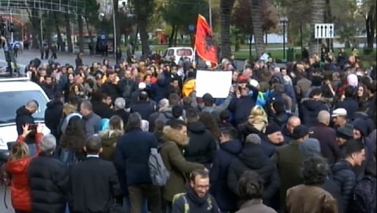Banorët e 'Astirit' i bashkohen protestës së studentëve para kryeministrisë (VIDEO)