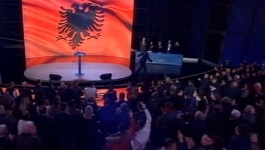 Kuvendi i PD/ Pas fjalimit të gjatë, Bashës i merren këmbët kur zbret nga podiumi (VIDEO)