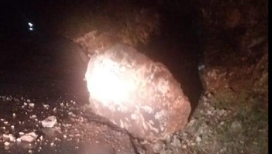 Vijon rënia e gurëve në Torovicë, shkëputet masivi shkëmbor në aksin Bolldrë-Torovicë