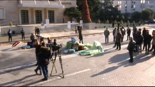 Protesta e studentëve/ Një grup simbolik qëndron para Kryeministrisë, ‘kapitullim’ edhe në rrethe