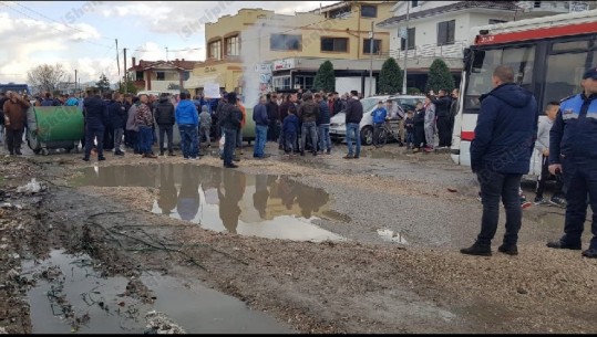 Djegin koshat e mbeturinave, militantët e PD-së bllokojnë për 15 minuta rrugën Durrës-Shijak