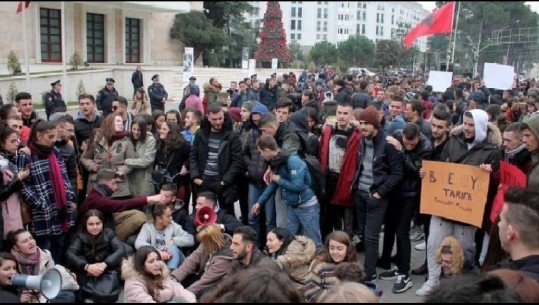 Rreth 200 studentë të Korçës nisen drejt Tiranës, për t'iu bashkuar protestës përpara Kryeministrisë 