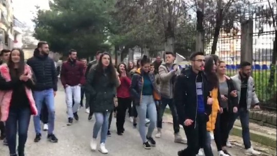 Një grup i vogël studentësh nga Gjirokastra, solidarizohen me protestën në Tiranë (VIDEO)