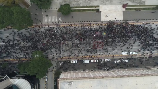 Pamjet me dron/ Ja protesta përpara kryeministrisë në ditën e 14-të