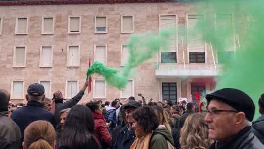 Militanti i maskuar hedh tymuese, studentët e largojnë nga protesta
