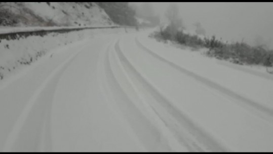 Reshjet e dëborës në Dibër, arrin trashësia deri në 30 cm në Peshkopi (VIDEO)