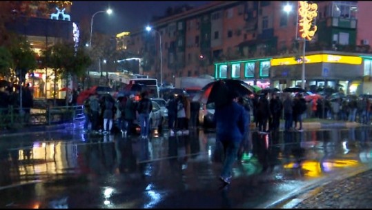 Studentët lirojnë pas tre orësh rrethrrotullimin te 'Zogu i Zi', rinis qarkullimi i automjeteve