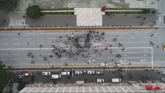 REPORT TV sjell pamjet me dron/ Ja sa protestues ndodhen para Kryeministrisë (VIDEO)