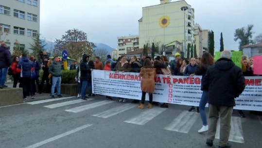 Studentët e Ekonomikut bllokojnë Rrugën e Elbasanit (VIDEO)