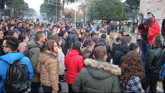 Vijon protesta e studentëve përpara Kryeministrisë