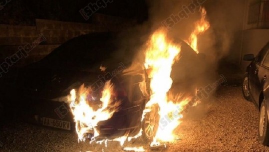 Shkrumbohet një makinë në Gjirokastër, dyshohet zjarrvënie e qëllimshme (VIDEO)
