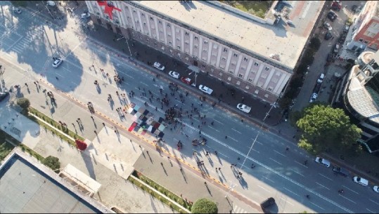 REPORT TV sjell pamjet me dron/ Ja sa protestues ndodhen para Kryeministrisë 