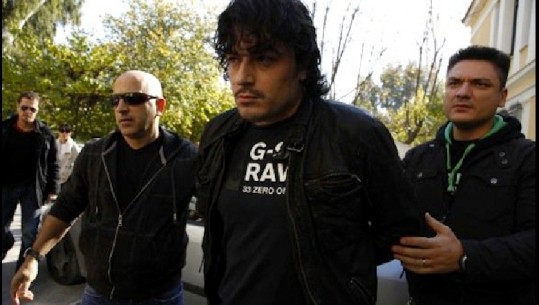 'Tërbohen' nga inati grekët, reperi i njohur i kushton këngë Alket Rizait, shqiptari që i bëri ‘zbor’ policisë (VIDEO)