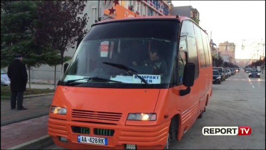 Fier, militantët e PD-së me autobus dhe automjete private drejt Tiranës (VIDEO)