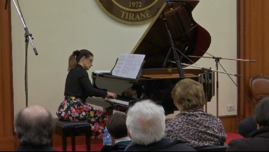 Kolona zanore të filmave shqiptarë në një koncert pianistik, kompozitori Thoma Simaku sjell premierën “Moj e bukura more”
