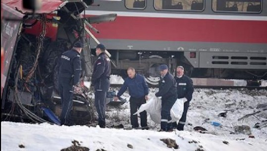 Serbi/ Treni përplas autobusin, 5 persona humbin jetën, 26 të plagosur (VIDEO)