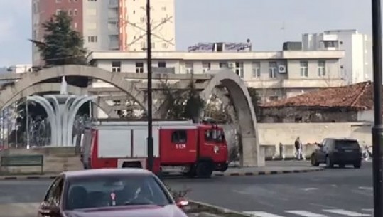 Zjarr në një apartament në Elbasan, po punohet për shuarjen e flakëve