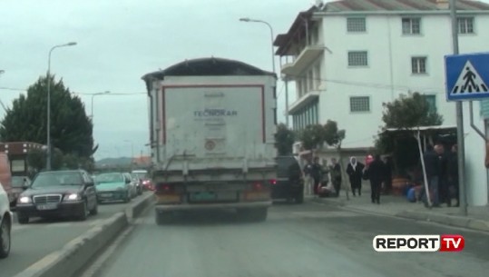 Trailerat shkaktojnë ndotje dhe bllokojnë trafikurn në Fushë-Krujë, policia bashkiake dhe rrugore nuk ndërhyn (VIDEO)
